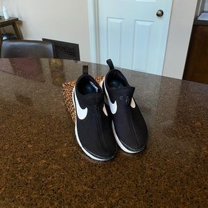 NIKE SLIP-ON SNEAKER BLACK SIZE 7